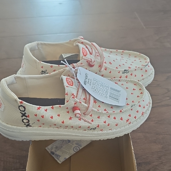 Hey Dude  Womens  - White with Red Hearts - Picture 3 of 8